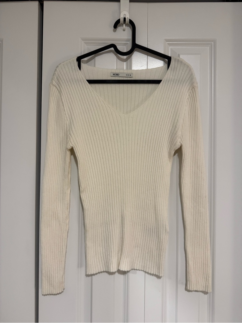 Women white long sleeve knit